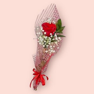 Pojedyncza róża z liściem i gipsówką .