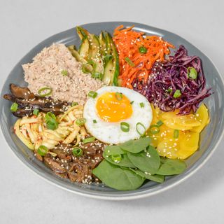 Bibimbap z tuńczykiem