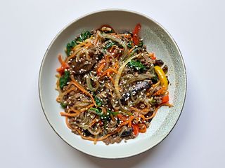 Japchae z wołowiną (makaron z batatów)