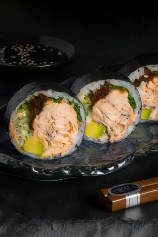 Futomaki łosoś grill
