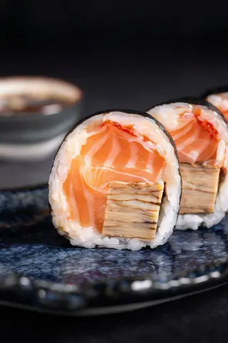 Futomaki łosoś tamago