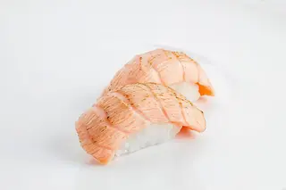 Nigiri łosoś opalony