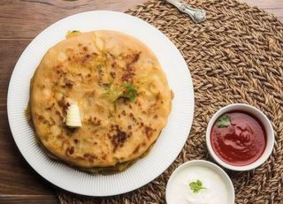 Aloo paratha with raita