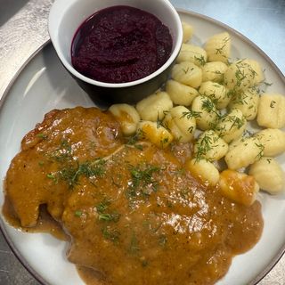 Karkówka pieczona w sosie ze śliwką 180 g