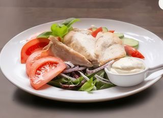 Sałatka z grillowanym kurczakiem i sosem czosnkowym 250g