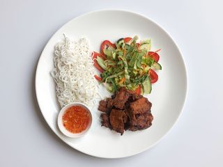 Sałatka Bun z wegetariańskim Sajgonkami