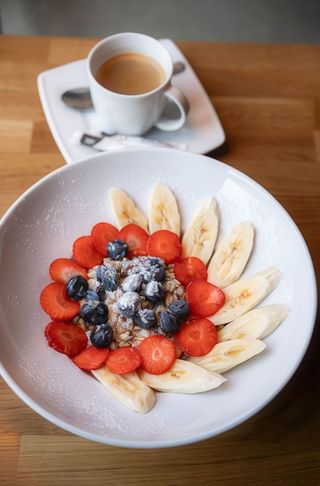 Domowa granola z owocami