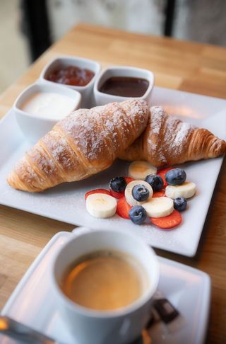 Dwa chrupiące croissanty