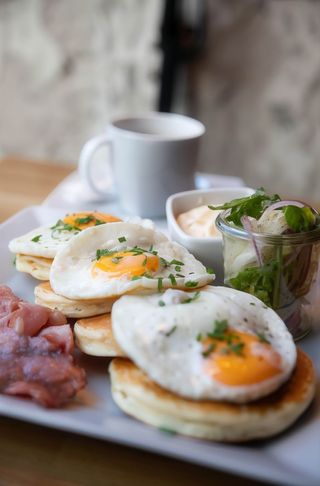 Trzy jajka sadzone, bekon, majonez