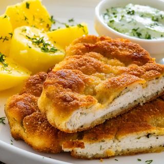 Kotlet drobiowy panierowany z ziemniakami i surówką