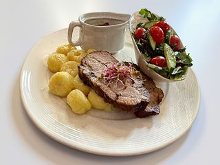 Karkówka pieczona , z kluskami śląskimi , sosem pieczeniowym i surówka 