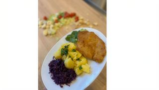 Kotlet schabowy z ziemniakami i surówką