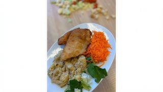 Ciapkapusta z panierowanym filetem drobiowym i surówką