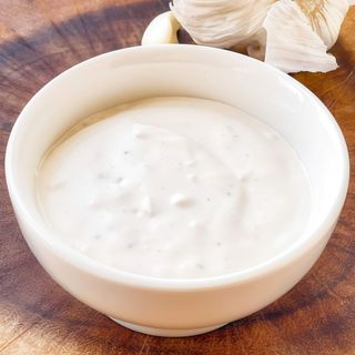 Dodatkowo sos czosnkowy obok