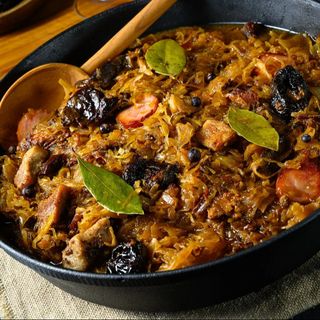 Bigos Staropolski ze śliwkami i pieczywkiem