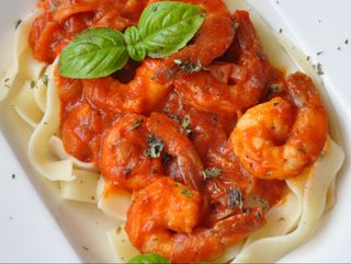 pappardelle z krewetkami w sosie pomidorowym