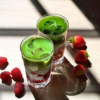 Matcha malinowa z syropem z kwiatu wiśni 270ml