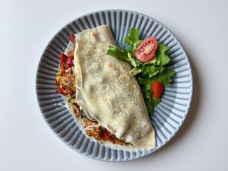 Naleśniki z kurczakiem i warzywami w passacie pomidorowej