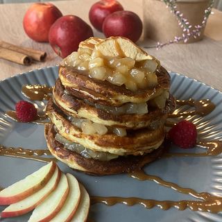 Pancake z jabłkami i sosem toffee