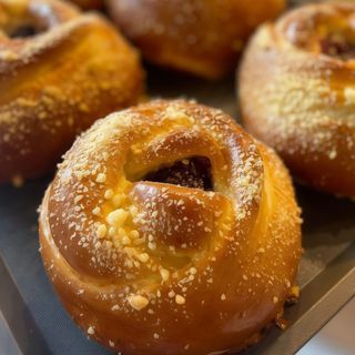 Drożdżówka z wiśnią i czekoladą