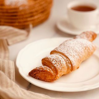 Rogalik z bezom i i orzechami