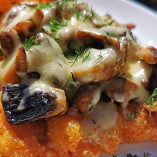 Kotlet schabowy po parysku z pieczarkami, zapiekany serem