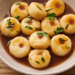 Kluski śląskie z sosem