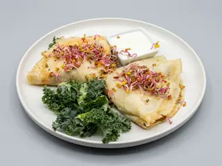 Naleśniki shoarma z kurczaka z serem żółtym