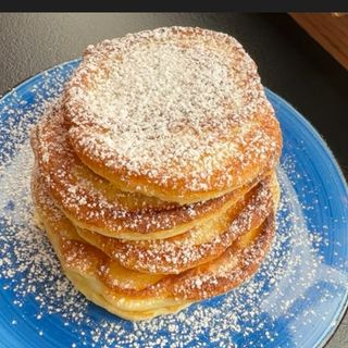 Pancakes cukier puder i bita śmietana