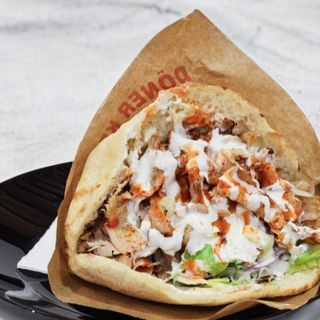 Kebab w bulce z frytkami