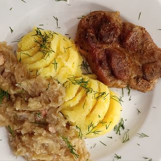 Karczek pieczony z kapustą zasmażaną