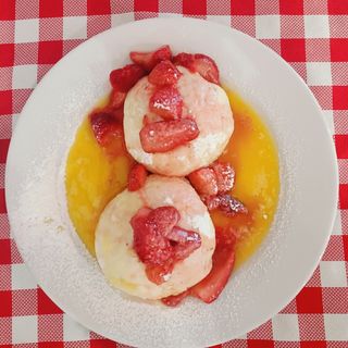 Kluski na parze z truskawkami 