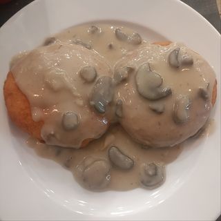 KOTLETY ZIEMNIACZANE Z SOSEM PIECZARKOWYM