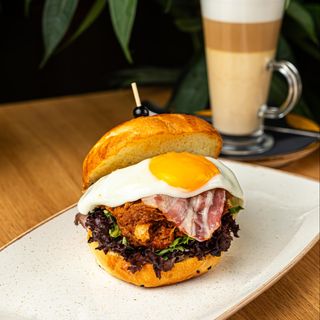 Burger z szarpaną wieprzowiną barbecue