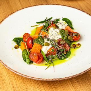 Sałata z serem stracciatella