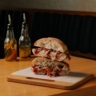 Panino z focacci z domową porchettą - Śniadanie