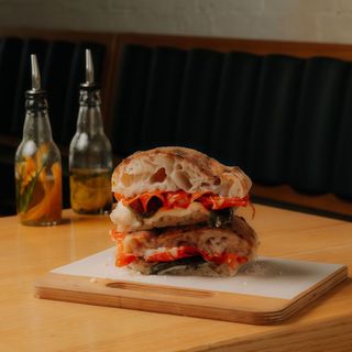 Panino z focacci z pikantnym salami spianata - Śniadanie