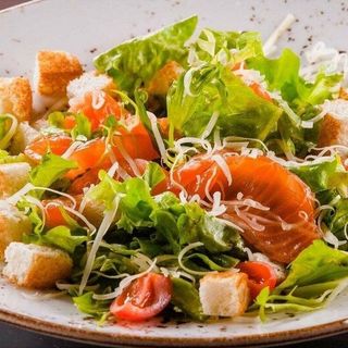 CEZAR Z WEDZONYM LOSOSIEM I KREWETKAMI 