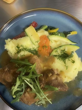 Zraz wieprzowy zawijany z boczkiem, ogórkiem i cebulą