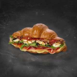 Croissant Francuski Z Szynką Długodojrzewającą i Suszonymi Pomidorami