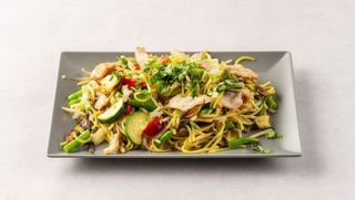 Makaron z kurczakiem i warzywami