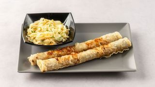 Sajgonki z surówką