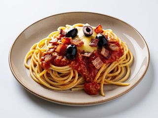 34. Sos Pomidorowy + Bekon + Oliwki + Mozzarella