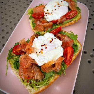 CIabatta z guacamole, jajkiem w koszulce i łososiem