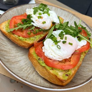 Ciabatta z guacamole i jajkiem w koszulce