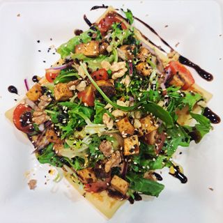 Naleśnik z tofu i mixem sałat