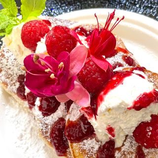 Pancakes z mascarpone i sosem z malin