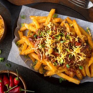 Duży talerz z frytkami