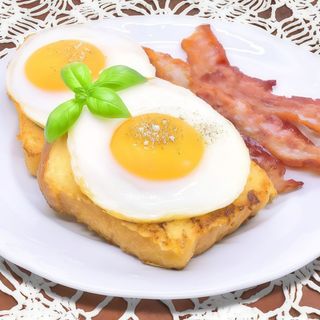 Tosty z jajkiem i boczkiem