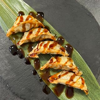 Pierożki Gyoza z warzywami i sosem kabayaki 